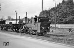 99 253 rangiert einen auf Rollböcken verladenen normalspurigen Rs-Wagen im Bahnhof Regensburg Kalkwerke. An der Kreuzung mit der nach Schwandorf führenden Staatsbahnstrecke am Lokalbahnhof Walhallastraße hatte die Walhallabahn 1903 eine große Umladeanlage gebaut, um zunächst mit zwei Portalkränen die Umladung auf die Schmalspurwagen zu organisieren. Mit steigendem Güterverkehr wurde ab dem 1. Mai 1911 dort über Rollbockgruben der Einsatz von Rollböcken für den Transport normalspuriger Güterwagen auf der Strecke begonnen. (06.1957) <i>Foto: Gerhard Karl</i>