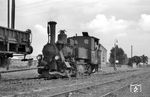 99 253 beim Rangieren im Bahnhof Regensburg Kalkwerke. Seit Mitte des 19. Jahrhunderts wird am Fuße des Keilbergs bei Regensburg Kalkstein abgebaut und zu hochwertigem Kalk veredelt. Die Walhalla-Kalkwerke waren der größte Kunde der Bahn. (06.1957) <i>Foto: Gerhard Karl</i>