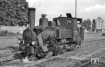 99 253 im Bahnhof Regensburg Kalkwerke. Gut zu erkennen ist die nachträgliche Ausrüstung des seitlichen Wasserkastens, da sich der Wasservorrat in den Vorratsräumen des Rahmens sehr bald als zu gering herausstellte. (06.1957) <i>Foto: Gerhard Karl</i>