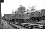 Aus Wörth (Donau) ist V 29 953 mit einem Rollbock-Güterzug in Donaustauf eingetroffen. Rechts steht ein mit Grubenholz beladener O-Wagen. (06.1957) <i>Foto: Gerhard Karl</i>