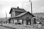 Der typischen LAG-Bahnhofsarchitektur entsprachen die Empfangsgebäude von Wörth (Donau), Bach und Sulzbach (Donau). Der Sulzbacher Bahnhof präsentiert sich mit Laderampe, über die bedarfsweise noch Stückgut verladen werden konnte. Ebenso besaß er eine Außenbeleuchtung, eine Gleiswaage und ein seperates Abortgebäude. (06.1957) <i>Foto: Gerhard Karl</i>