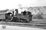 Eine kurze Pause für Personal und Lok 99 253 am P 3590 nach Wörth (Donau) im Bahnhof Regensburg Kalkwerke. Das imposante Gebäude im Hintergrund ist der Verwaltungstrakt der Walhalla Kalkwerke. (06.1957) <i>Foto: Gerhard Karl</i>