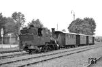 99 253 wartet mit P 3590 (Regensburg-Reinhausen - Wörth/Donau) im Bahnhof Regensburg Kalkwerke. Für die 22 km lange Strecke benötigte der Zug 66 Minuten. (06.1957) <i>Foto: Gerhard Karl</i>