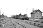 V 29 953 hat mit ihrem Güterzug aus Wörth (Donau) den Bahnhof Regensburg Kalkwerke erreicht. (06.1957) <i>Foto: Gerhard Karl</i>