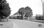 Der "Restgüterzug" mit Zuglok V 29 953 und Schlusslok 99 253 am Bahnhofsgebäude des Bahnhofs Regensburg Kalkwerke. (06.1957) <i>Foto: Gerhard Karl</i>