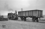 99 253 rangiert im Bahnhof Regensburg Kalkwerke einen offenen Güterwagen der Belgischen Staatsbahn zum Absatteln auf die Rollbockgrube. (06.1957) <i>Foto: Gerhard Karl</i>