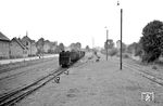 Blick auf die Gleisanlagen des Bahnhofs Regensburg Kalkwerke mit 99 253.  (06.1957) <i>Foto: Gerhard Karl</i>