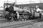 39 254 an der Bekohlungsanlage ihres Heimat-Bw Stuttgart. Hier war sie von 1946 bis zur Ausmusterung am 15.07.1967 beheimatet. (14.09.1963) <i>Foto: Wolfgang Jahn</i>