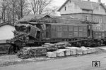 E 94 042 nach einem Unfall im Bahnhof Gingen (Fils). Die Lok war erst 1954 gegen den Tausch von Teilen für elektrischen Fahrbetrieb aus der DDR zur DB gekommen. Zuvor befand sie sich als Reparationsleistung seit 1946 in der UdSSR und kam erst 1952 zurück zur DR.  (03.1964) <i>Foto: Wolfgang Jahn</i>