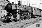 Die ölgefeuerte 44 375 bereitet sich im Bahnhof Bebra für den nächsten Schiebediensteinsatz über die Hönebacher Rampe vor. (05.08.1964) <i>Foto: Wolfgang Jahn</i>