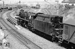 Mit einem Güterzug aus Gerstungen erreicht 44 189 den Rangierbahnhof von Bebra. Unter der Brücke verläuft das Streckengleis zum Abzw. Lämmerberg/Blankenheim. (05.08.1964) <i>Foto: Wolfgang Jahn</i>