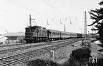 E 17 103 ist mit E 501 (Friedrichshafen - Karlsruhe) bei Ludwigsburg unterwegs. (08.1964) <i>Foto: Wolfgang Jahn</i>