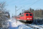 110 187 mit RB 21898 nach Garmisch-Partenkirchen bei Kampberg zwischen Tutzing und Weilheim (Oberbay). (22.12.2004) <i>Foto: Stefan von Lossow</i>