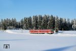 628 102 ist als RB 5524 auf der Außerfernbahn Kempten (Allg) - Pfronten - Reutte in Tirol bei Bodelsberg unterwegs. (30.12.2005) <i>Foto: Stefan von Lossow</i>