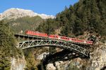 110 272 mit RB 5418 nach Garmisch-Partenkirchen auf der 66 m langen Schlossbachgrabenbrücke zwischen Hochzirl und Reith. (15.12.2006) <i>Foto: Stefan von Lossow</i>