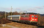 110 191 befördert den IC 327 "Alpenland" (Hannover - Dortmund - Köln - Frankfurt/M - München - Mittenwald) bei Wilzhofen zwischen Tutzing und Weilheim in Oberbayern. (22.12.2006) <i>Foto: Stefan von Lossow</i>