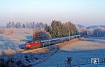 Mit den ersten Sonnestrahlen taucht 120 121 vor dem Nachtzug CNL 319 "Pollux" (Amsterdam C - Köln - Stuttgart - München - Garmisch-Partenkirchen) bei Uffing auf. (23.12.2006) <i>Foto: Stefan von Lossow</i>