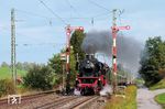 41 018 der Dampflok-Gesellschaft München ballert mit einem Sonderzug durch Uffing. (02.10.2004) <i>Foto: Stefan von Lossow</i>