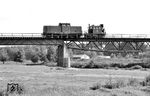 Zum Streckenjubiläum der Biberttalbahn wird 98 307 von der Nürnberger V 100 1144 überführt, aufgenommen auf der Rednitzbrücke bei Fürth Süd. (21.05.1964) <i>Foto: Kurt Müller</i>