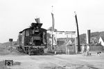 98 307 (mit V 100 1144) im Bahnhof Großhabersdorf. Nach der Einstellung des Verkehrs auf dem Abschnitt Großhabersdorf–Rügland–Unternbibert am 26. September 1971 war Großhabersdorf bis zur Stilllegung 1986 Endbahnhof der Strecke.  (21.05.1964) <i>Foto: Kurt Müller</i>