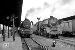 22 066 (Bw Reichenbach) ist mit D 1046 aus Dresden in Hof Hbf eingetroffen. Hier wird 01 056 übernehmen, die mit einem zusätzlichen Wagen bereits wartet. (08.1964) <i>Foto: Kurt Müller</i>