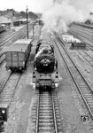 Nach dem Kopfmachen mit Lokwechsel startet 01 010 vor dem E 575 (Stuttgart - Nürnberg - Bayreuth - Hof) im Bahnhof Neuenmarkt-Wirsberg. (08.1964) <i>Foto: Kurt Müller</i>