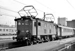 Die Baureihe E 32 erledigte über Jahre die Zustellung der Leereisezüge zwischen dem Abstellbahnhof München-Pasing und dem Hauptbahnhof. Hier wartet E 32 12 vor einem Lr in München Hbf. (08.1964) <i>Foto: Kurt Müller</i>