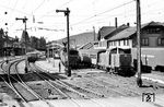 Im Bahnhof Neustadt (Schwarzw) begegnen einander V 100 1347 vom Bw Villingen (Schwarzw) vor P 1751 nach Donaueschingen, die rangierende E 44 1154 und ein VT 98. (04.1965) <i>Foto: Kurt Müller</i>