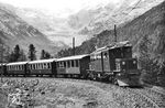 Ge 4/4 182 der RhB vor einem Sonderzug in der 180 Grad Kehre der Montebello Kurve mit dem einmaligen Panoramablick auf das Berninamassiv sowie den Morteratschgletscher.  (04.1968) <i>Foto: Kurt Müller</i>