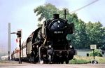 052 815 (Bw Duisburg-Wedau) mit einem Ganzzug am Bü der Friemersheimer Straße in Duisburg-Wanheim. (12.06.1969) <i>Foto: Bernd Kappel</i>