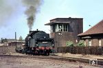 Die Wedauer 055 635 (ex 55 3635) bei einer Anschlussbedienung in Duisburg-Wanheim. Das Wärterstellwerk "Wa" aus dem Jahr 1926 ging Ende der 1970er Jahre außer Betrieb. (12.06.1969) <i>Foto: Bernd Kappel</i>