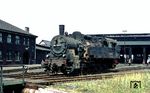 094 536 (ex 94 1536) wartet im Heimat-Bw Hohenbudberg auf den nächsten Einsatz. Links befindet sich die Lokleitung. (16.07.1969) <i>Foto: Bernd Kappel</i>