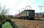 191 097 (Bw Oberhausen-Osterfeld Süd) mit einem Nahgüterzug aus Oberhausen West in Duisburg-Wedau. (14.04.1971) <i>Foto: Bernd Kappel</i>