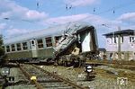 Am 25.09.1979 entgleiste der E 3252 mit 4 Wagen auf ablenkender Weiche infolge Signalmissachtung und überhöhter Geschwindigkeit im Betriebsbahnhof Münster-Nevinghoff. Es waren insgesamt 23 Verletzte zu beklagen. Der Fotograf und Fahrdienstleiter Bernd Kappel, der am Unfalltag nicht im Dienst war, nahm die Aufräumarbeiten einen Tag später auf.  (26.09.1979) <i>Foto: Bernd Kappel</i>