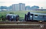 Die verunfallte 140 637 vom Bw Osnabrück, Zuglok des E 3252, lag gegenüber des Wärterstellwerks "Nn" in Münster-Nevinghoff im Acker. Die alleinige Schuld an dem Unfall wurde später dem Lokführer angelastet, da er mit überhöhter Geschwindigkeit in eine ablenkende Weiche gefahren war. (26.09.1979) <i>Foto: Bernd Kappel</i>