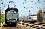 Bei der Einfahrt in Münster (Westf) Hbf trifft 103 193 vor TEE 19 "Gambrinus" (Hamburg-Altona - Köln - Stuttgart) auf die dort wartende 104 018. (30.09.1979) <i>Foto: Bernd Kappel</i>