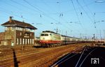 103 239 verlässt mit IC 534 "Schwabenpfeil" (Hamburg-Altona - Bremen - Dortmund - Köln - Mannheim - Stuttgart) den Münsteraner Hauptbahnhof und passiert dabei das Wärterstellwerk "Mso". (11.1979) <i>Foto: Bernd Kappel</i>