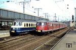 In Essen Hbf treffen mit 430 412 und 430 418 die beiden Farbvarianten des ET 30 aufeinander. Möge jeder für sich entscheiden, welche die schönere ist. (23.04.1978) <i>Foto: Bernd Kappel</i>