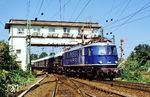 Die DB-Museumslok E 18 03 fährt mit der Leergarnitur des Orient-Express-Sonderzuges in Düsseldorf Abstellbahnhof ein. Das Reiterstellwerk "Af" entstand im Jahr 1930 mit dem Bau des neuen Abstellbahnhofs. Die Außerbetriebnahme ist für 2027 geplant. (22.09.1994) <i>Foto: Bernd Kappel</i>