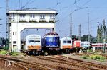 Am Wärterstellwerk "Am" begegnet E 18 03 zwei S-Bahn-Zügen sowie der Kölner 212 255. (22.09.1994) <i>Foto: Bernd Kappel</i>