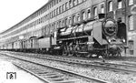 Die Hannoveraner 39 125 fährt mit dem D 1 (Köln – Berlin) von dem Gebäude der Continental-Werke in Hannover Hbf ein.  (1927) <i>Foto: Rudolf Kreutzer</i>