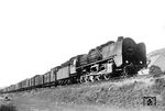 43 020 vom Bw Weißenfels mit einem Güterzug bei Eisenach. Links steht Carl Bellingrodts fahrbarer Untersatz. (05.07.1935) <i>Foto: DLA Darmstadt (Bellingrodt)</i>