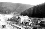 Der Bahnhof Oberhof (Thür) lag an der Bahnstrecke Neudietendorf–Ritschenhausen bei Streckenkilometer 40,1 nahe dem Scheitelpunkt der Strecke auf einer Höhe von 639 m. Im Jahr 1883 wurde der Bahnhof westlich vom Portal des Brandleitetunnels errichtet und am 1. August 1884 eingeweiht. Aufgrund des wachsenden Personenverkehrs des aufstrebenden Ferienorts folgte 1910/11 ein umfangreicher Umbau. Es entstand ein mehrgeschossiges, repräsentatives Empfangsgebäude. Das Problem war von Anfang an, dass der Bahnhof rund fünf Kilometer weit weg vom Oberhofer Ortszentrums lag. Bis Ende der 1980er Jahre war der Bahnhof Oberhof jedoch so wichtig für den Personenverkehr, dass auch Schnellzüge dort hielten, da die meisten Feriengäste mit dem Zug anreisten. Das Empfangsgebäude wurde 2014 verkauft. Zum Fahrplanwechsel im Dezember 2017 wurde der Bahnhof Oberhof nach 132 Jahren Nutzung für den Personenverkehr geschlossen. Die Gründe waren das niedrige Reisendenaufkommen mit 150 Ein- und Aussteigern pro Tag sowie die weite Entfernung vom Bahnhof zum Ortszentrum von Oberhof. Das Bild zeigt das erste Empfangsgebäude kurz nach der Eröffnung des Bahnhofs. (1885) <i>Foto: RVM-Archiv</i>