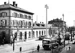 Der Bahnhof Singen (Hohentwiel) ist bis heute ein wichtiger regionaler Eisenbahnknoten und Umsteigebahnhof im südlichen Baden-Württemberg, an dem heute vier, früher fünf Eisenbahnstrecken aufeinandertreffen. Er ist Endpunkt der Schwarzwaldbahn, die Offenburg mit der Stadt verbindet. Die Hochrheinbahn stellt Verbindungen nach Basel und Konstanz her. Die 1912 eröffnete Randenbahn von Singen nach Beuren-Büßlingen wurde 1966 stillgelegt und später abgebaut, die Bahnstrecke Etzwilen–Singen über Rielasingen zum Bahnhof Etzwilen in der Schweiz dient heute als Museumsbahn. Singen verdankt seine Entwicklung vom Bauerndorf zur Industriestadt in erster Linie der Eisenbahn. Die Eisenbahn war früher einer der größten Arbeitgeber in Singen. Das Bild zeigt das Empfangsgebäude Anfang der 1930er Jahre. (1930) <i>Foto: RVM</i>