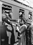 Eine für den Fotografen überschwänglich gestellte Abschiedszene in Stuttgart Hbf. In der Realität des Jahres 1942 konnte es dennoch ein Abschied für immer sein. (1942) <i>Foto: RVM (Breuer-Courth)</i>