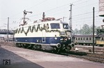 E 10 1270 hatte die Ehre, den Eröffnungszug des elektrischen Zugbetriebs auf der Strecke Gießen - Dillenburg - Siegen-Weidenau zu ziehen. Hier setzt sie im Bahnhof Gießen an den Zug. (14.05.1965) <i>Foto: W. A. Reed</i>