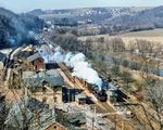 Der damals noch freie Blick von der Burg Wiesenburg auf den seinerzeit noch intakten Bahnhof Wiesenburg (Sachs), durch den gerade 50 3519 mit Dg 54309 unterwegs ist. (19.03.1984) <i>Foto: Joachim Schmidt</i>