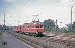 Der ET 65 bildete Jahrzehnte das Rückgrat des Stuttgarter Vorortverkehrs. Hier läuft ET 65 031 in den Bahnhof Ludwigsburg ein. (25.09.1962) <i>Foto: W. A. Reed</i>