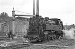 Im Bahnhof Jünkerath ergänzte 082 020 ihre Wasservorräte. Das Bw Gerolstein (im Hintergrund) war seit 1966 eine Außenstelle des Bw Gerolstein geworden. Dabei wurden der Hilfszug abgezogen, die Lokreparatur und Lehrlingswerkstatt aufgelöst. Auch verlegte man die bis dahin in Jünkerath anfallenden Zugbildungsaufgaben nach Ehrang. Am Ort verblieb lediglich eine Kleinlok. Damit endete das Zeitalters des vormals wichtigen Knotenbahnhofs. Heute ist er lediglich ein unbedeutender Unterwegshalt zwischen Köln und Gerolstein.  (21.09.1969) <i>Foto: Wolfgang Bügel</i>