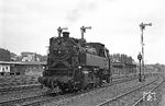 Im Bahnhof Jünkerath setzt 082 020 an den Sonderzug. Von hier aus ging es weiter über Gerolstein auf die Eifelquerbahn nach Andernach. Die bis Gerolstein rückwärts fahrende Lok war allerdings kein Foto wert. (21.09.1969) <i>Foto: Wolfgang Bügel</i>